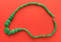 Collier fantaisie en verre vert perles et pastilles