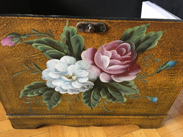 Hand painted Decorative flower chest box made of wood in Home Décor & Accents in Mississauga / Peel Region - Image 3