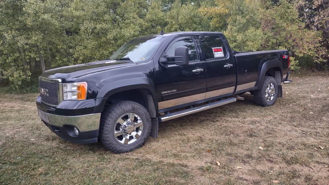 For Sale: 2011 GMC Sierra 3500 SLE 4X4 8 foot box in Cars & Trucks in Strathcona County - Image 2