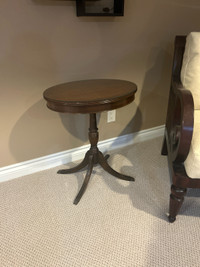 Vintage Deilcraft Mahogany Pedestal Table 