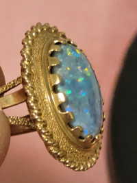 Absolutely beautiful triplet opal 18 karat gold ,size 5 