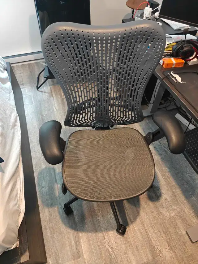 Herman Miller Chair in Desks in Gatineau - Image 2