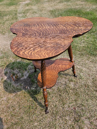 A VERY NICE ANTIQUE CLAW FOOT CLOVER LEAF TABLE