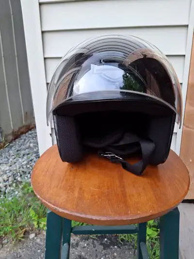 Je vends mon casque Harley Davidson, un accessoire essentiel pour tout motard avec une coque noire b...