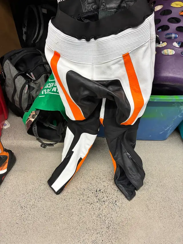 Repsol two piece Leather suit & boots in Sport Bikes in Sudbury - Image 9