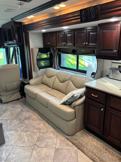 Class A Motorhome- American Coach American Revolution in RVs & Motorhomes in Cambridge - Image 8
