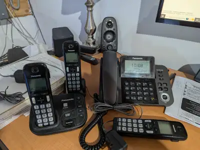 A Cap-Santé Téléphone résidentiel ,plusieurs combiné sans fil , répondeur Panasonic , base , chargeu...