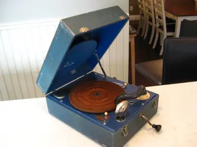 Antique early 1950's Waters Conley Co. Phonola Portable Phonograph in Great Cosmetic Condition and e...