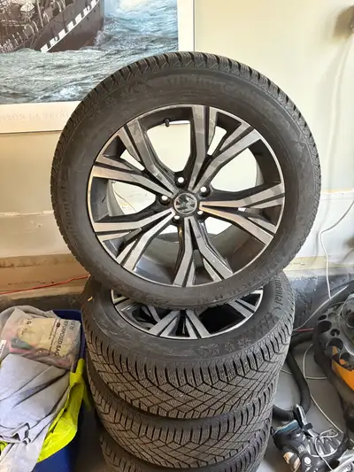 MAGS + PNEUS d’hiver de 18po pour VOLKSWAGEN Tiguan. Elle peuvent s’assembler sur les modèles des an...