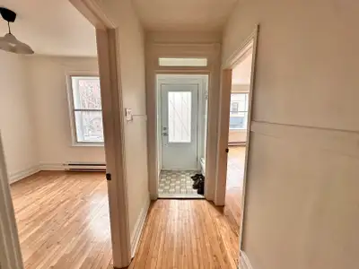 Grand appartement, près de 1200 pc, au 2e d'un Duplex centenaire, terrasse couverte Appartement réno...