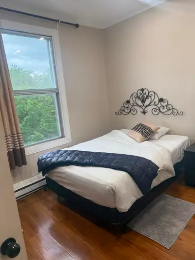 Belles chambres à louer – maintenant. Il s'agit d'un appartement entièrement rénové de trois grandes...
