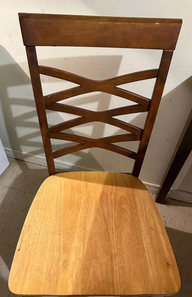 Beautiful dining room table 3 chairs cash only please in Dining Tables & Sets in Peterborough - Image 4