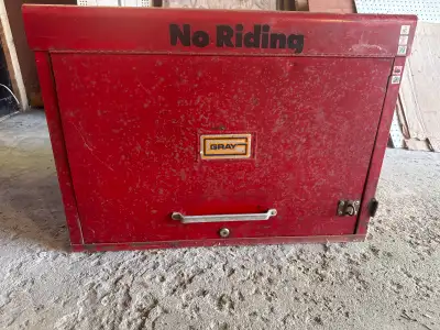 This sturdy and reliable Gray tool box is a classic piece of workshop equipment, perfect for organiz...