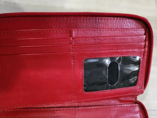 Vintage roots Red Leather Zip around Wallet Wristlet Clutch in Women's - Bags & Wallets in Ottawa - Image 6