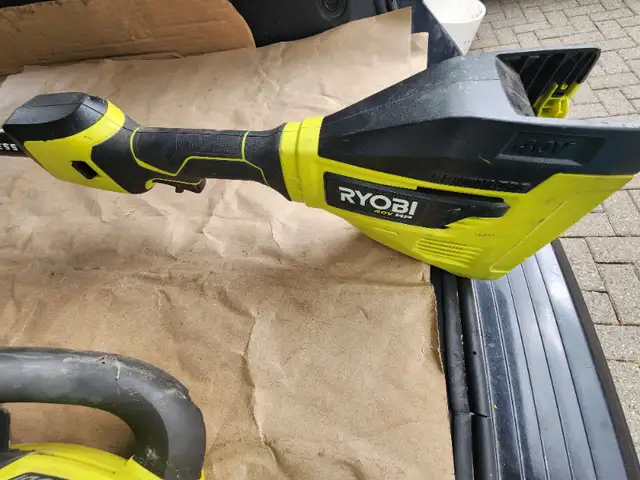 RYOBI 40V HP Brushless  Cordless Carbon Fiber Weedwacker Tool in Lawnmowers & Leaf Blowers in Windsor Region - Image 2