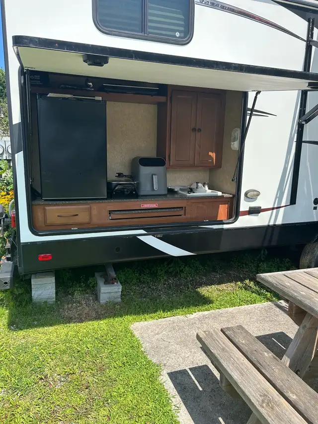 2012 North Trail 32BUDS Trailer in Travel Trailers & Campers in Grand Bend - Image 9