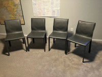 Chaises en cuir / Leather chairs