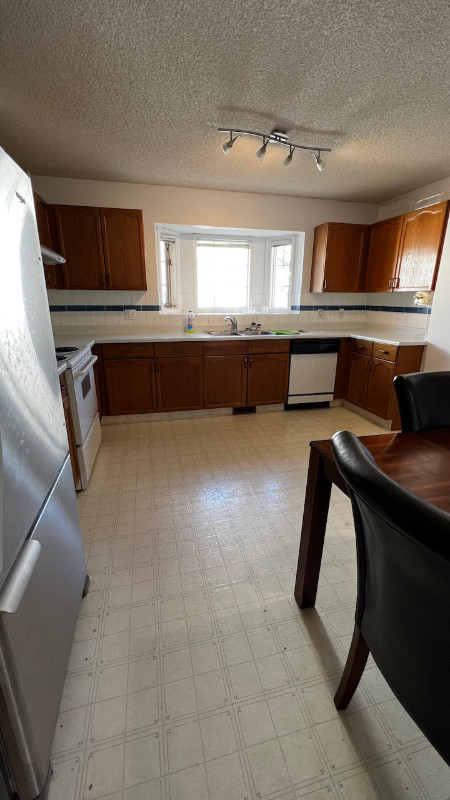 3-bedroom and 2- full bath Main Floor for Rent in Long Term Rentals in Calgary - Image 4