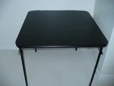 Table pour jeu de carte, 34 pouces carré, laissé à 15$. Les pattes de la table se barrent en l'ouvra...