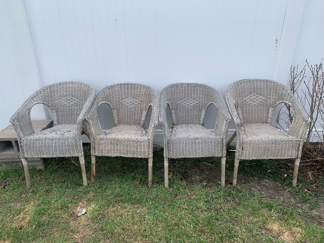 Set of 4 Wicker Chairs dans Mobilier pour terrasse et jardin  à Calgary
