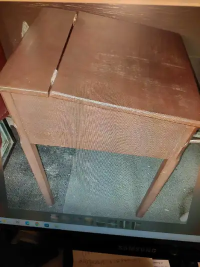 bureau ,Pupitre élève vintage en bois teint brun noyer., View more
