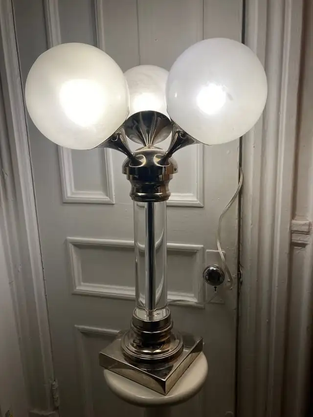 Retro Chrome and Glass Table Lamp with 3 Globes - $270 Cash Only in Indoor Lighting & Fans in City of Montréal - Image 5