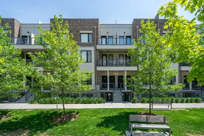 For Rent – Modern 2-Bedroom + Den Townhouse with Rooftop Terrace in Mimico Stylish 2-bedroom + den,...