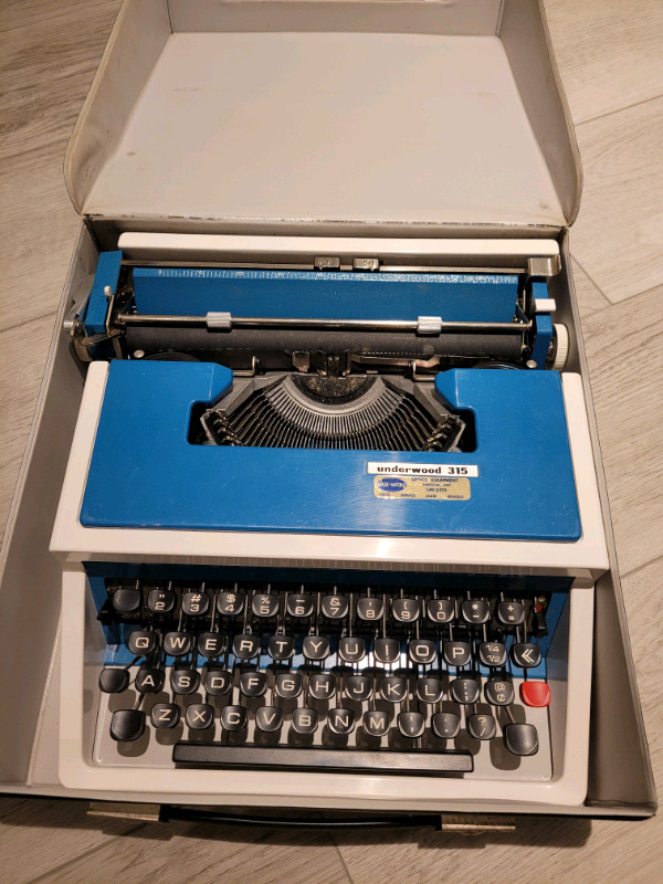 Underwood 315 - Excellent Condition with Case in Arts & Collectibles in Mississauga / Peel Region