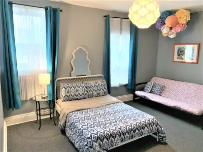 Furnished room @ Gerrard & Broadview LOCATION LOCATION LOCATION : Steps to 24 hrs street car stops,...