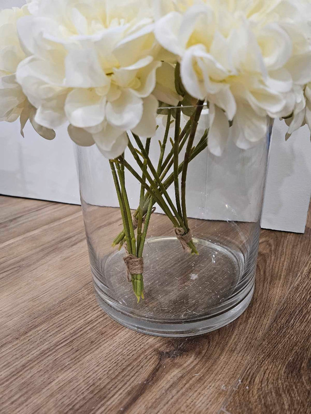 Flower with vase in Home Décor & Accents in Markham / York Region - Image 2