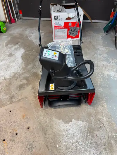 Souffleuse à neige yard machine modèle 31a neuve, View more
