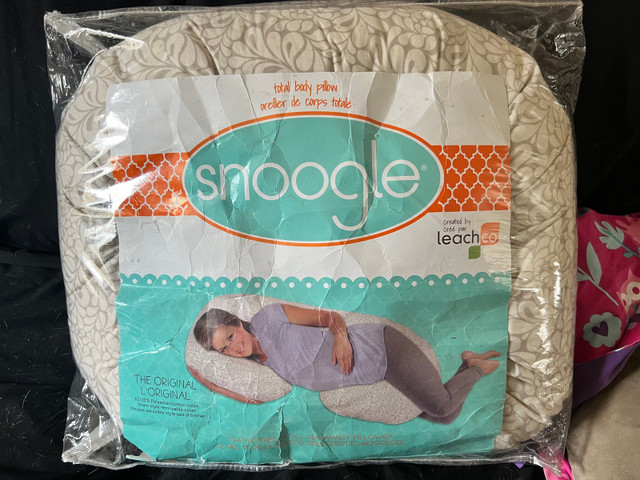 Leachco snoogle pregnancy pillow  in Other in Gatineau