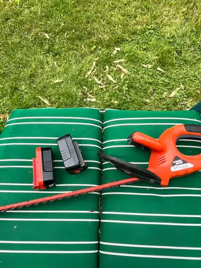 Black and Decker Hedge Trimmer. Cordless 18v . No charger. Two batteries.