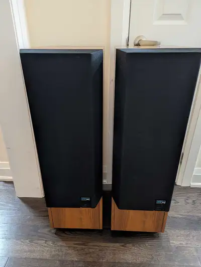 KEF 104/2 Reference Series Speakers Exceptional sound quality In great condition and fully functiona...