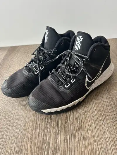Nike Kyrie Flytrap youth basketball shoe size 6.5 Y, View more