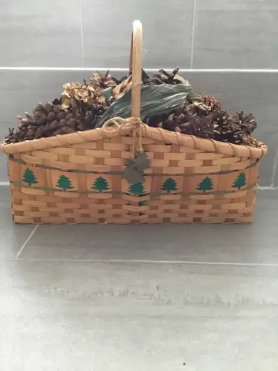 Panier en osier tressé avec anse, décoré de sapins, View more