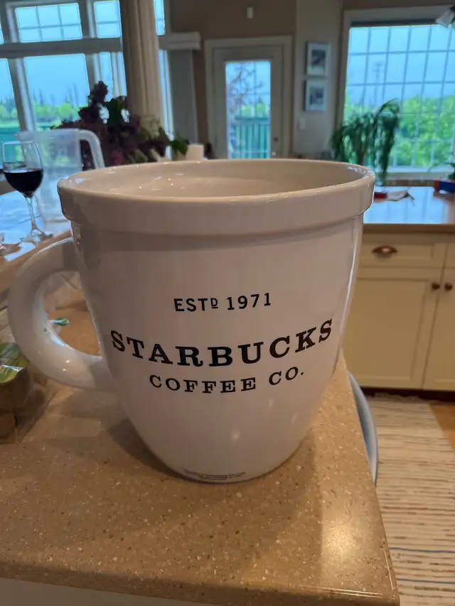 Starbucks oversized coffee mug in Home Décor & Accents in Edmonton - Image 4