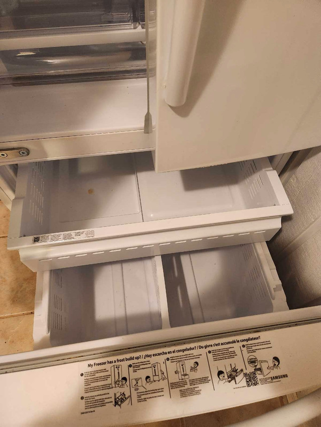 SAMSUNG 21.8CF Fridge like new in Refrigerators in Terrace - Image 3