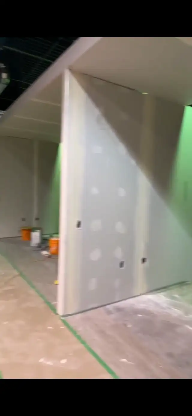Drywall taper429746880166635521