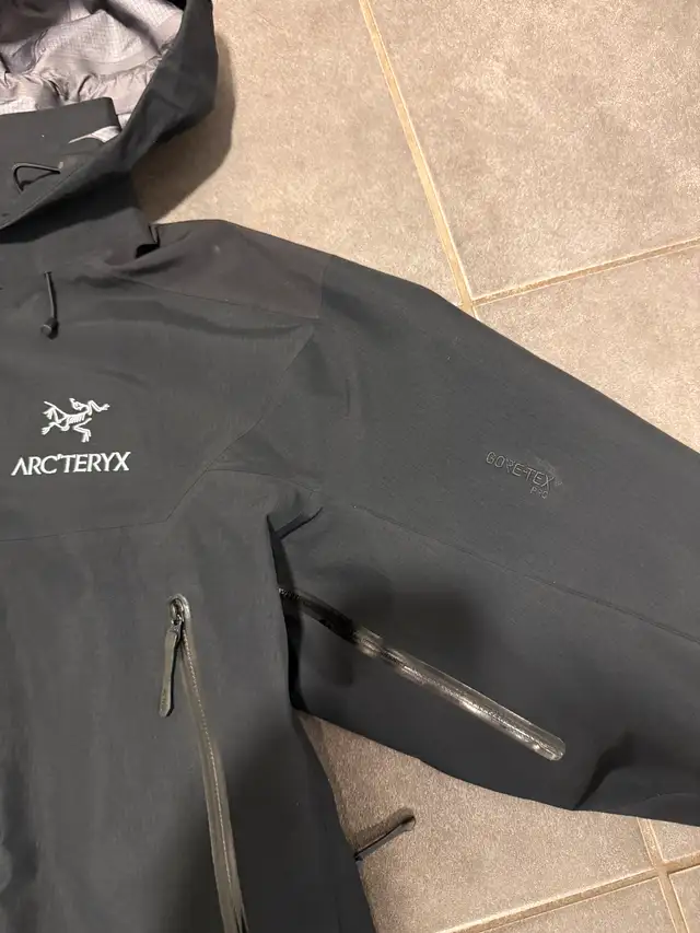 Arcteryx Beta AR Jacket Goretex - Size Small in Men's in Markham / York Region - Image 6