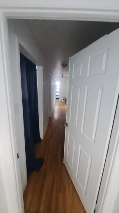 J'ai une chambre a louer dans mon 4 1/2 , je suis quelqu'un de tranquil et propre . A louer pour tra...