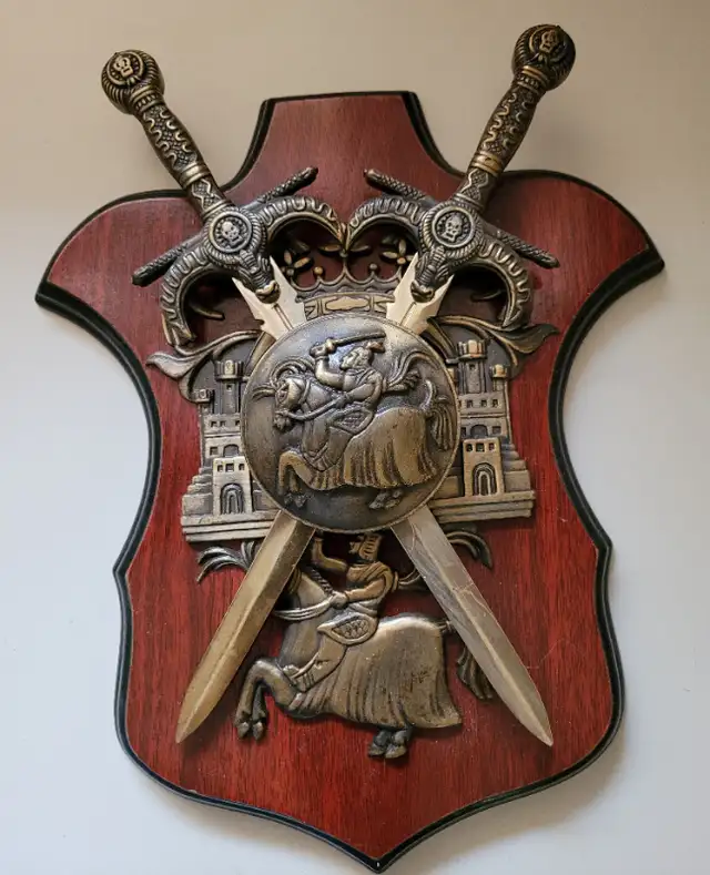 Vintage Knight Of The Round Table Medieval Wooden Wall Plaque in Arts & Collectibles in Oshawa / Durham Region - Image 2