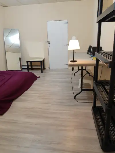 Pour homme, 400$ pour les deux chambres ENSEMBLE.
