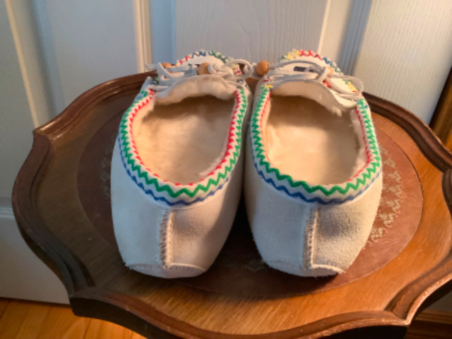 Vtg Ladies Size 8 Leather Moccasins with Faux Fur Lining in Women's - Shoes in Belleville - Image 4