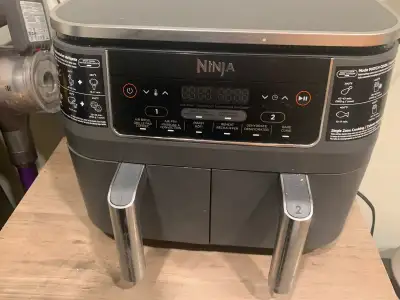 Kijji air fryer. 2 compartments for complete your dinners. All at one time. Clean. Black grey. Nonis...