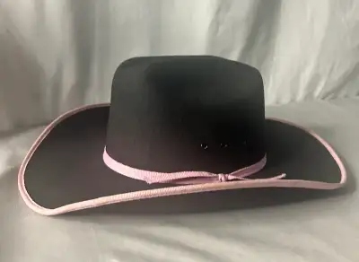 This Twister cowboy hat is in good, pre-owned condition, perfect for adding a touch of classic weste...