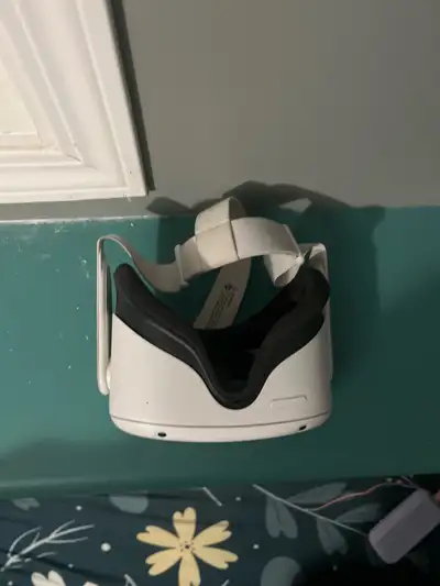 Used oculus quest, everything still works. Little bruises on controller and headset Minor damage on...