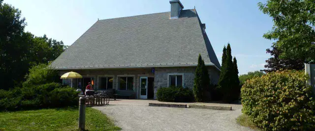 Logement beau 4 1/2 à louer Montréal , tranquille,stationnement in Long Term Rentals in City of Montréal - Image 11