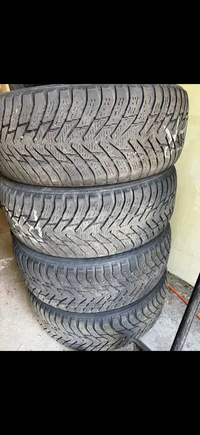 Salut, Je vends 4 pneus d’hiver Nokian Hakkapeliitta. Grandeur : 235/55/19 Écrivez-moi si vous êtes...