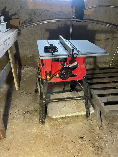 Banc de scie avec support, lame 10 pouces,moteur 15 ampères en excellente condition n’a presque pas...